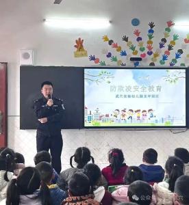 萌娃遇上警察蜀黍：这场“沉浸式”普法，把安全种进童心