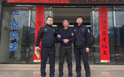 深夜砸车窗盗走1.3万元，武穴警方24小时破案！提醒：车里别放贵重物品