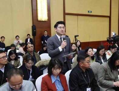 湖北代表团举行开放团组活动 中外媒体聚焦湖北奋力推动支点建设取得决定性进展 王忠林李殿勋等回答记者提问