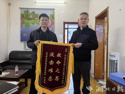 刷屏了！武穴小伙车祸昏迷，他救人后悄然离开，全城寻找的“雷锋”终于找到了！