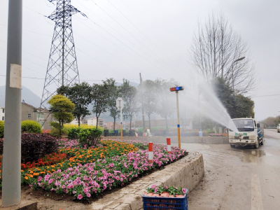 一路繁花迎客来！田家镇上郭社区8000株花卉点亮江北一级公路