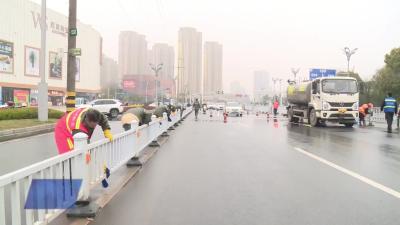 市环卫中心：趁雨“精洗”护栏 擦亮城市颜值