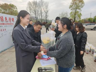 我市开展“清明寄哀思 鲜花敬故人”文明实践活动
