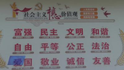 双花争艳 万丈社区春意浓