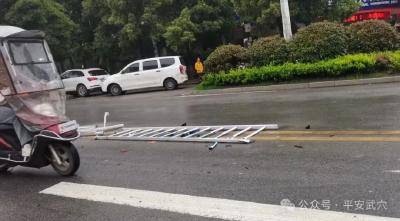 撞毁护栏逃逸，梅川派出所8小时揪出无证司机！