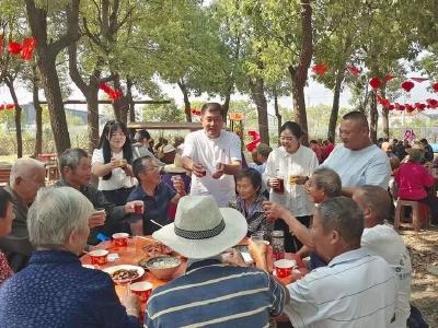 颁奖台上缺席领奖，他躺在距会场6公里外的殡仪馆，500多名村民自发赶来送行