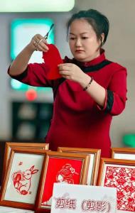 一纸藏乾坤！非遗剪纸名家夫妇归乡入驻，赋能武穴文旅焕新出彩