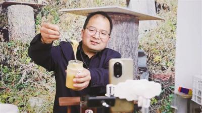“蜂”华正茂 蜜酿乡情——东宝两位科技特派员的“甜蜜”事业