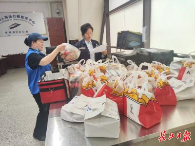 身挂20份外卖，每个餐服员的“必修课”——记者探访汉口站揭秘“舌尖上的高铁”