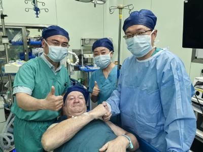 英国人两次飞武汉就医，外国博主炫耀中国旅游三件套：牙医、眼科和中医理疗