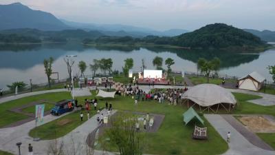 梅川露营基地：湖畔燃烟火 潮玩度端阳