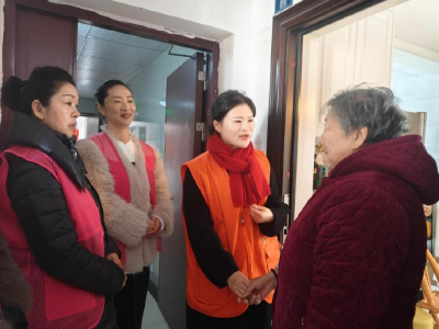 伍家岗区张家湾社区“花予夕阳”志愿队用真情筑起温馨港湾 “社区小棉袄”认亲23位独居老人