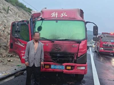 隐患重重！无证驾驶老旧病车自燃，这真“驶”不得