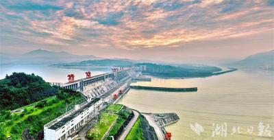 万吨级单船“丝滑过江”！三峡水运双通道时代来了