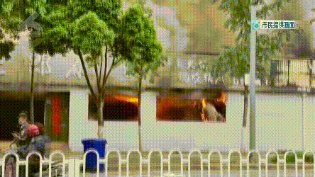 看呆！油锅烧穿，厨师还在玩手机“过瘾”？一通“瞎操作”后被拘了……