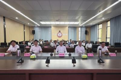 兴山县广大干部群众收听收看九三阅兵