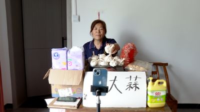 宜昌兴山：听力残疾的她，用直播为家乡特产“代言”