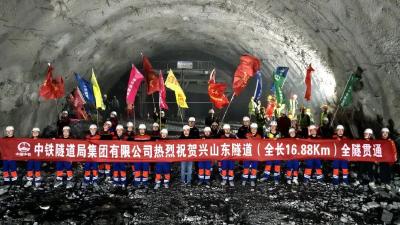 历经1900余天攻坚 宜（昌）兴（山）高铁兴山东隧道顺利贯通