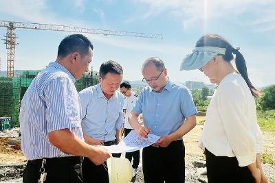 何洪涛调度基础设施和社会民生项目及要素保障工作