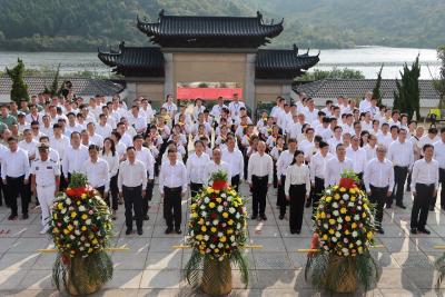 京山市举行“烈士纪念日”向烈士敬献花篮仪式