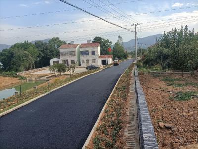 湖北京山：道路刷黑 点亮乡村振兴路