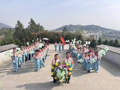 京山市雁门口镇小学开展清明扫墓活动
