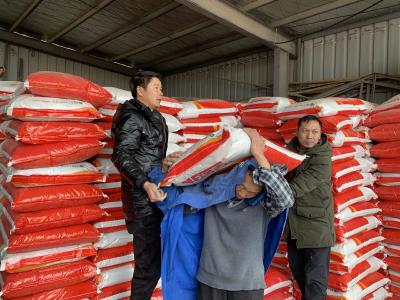 沙洋县供销社：“零利润”化肥送到农户家门口