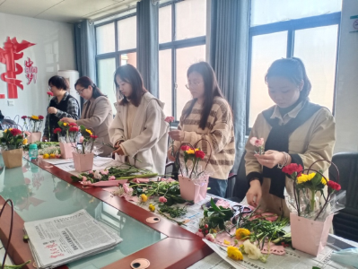 沙洋县文化和旅游局开展庆祝“三八”妇女节插花活动 