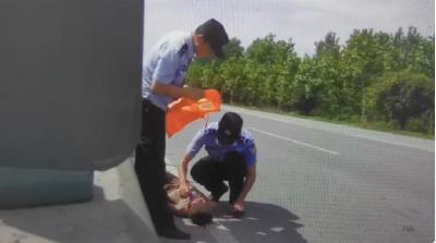 高温“遇警”：老人中暑晕倒，巡逻民警及时救助