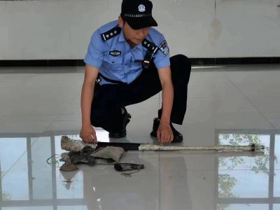 村民旧房改造翻出一支猎枪，主动报警上缴！