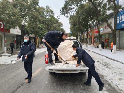 沙洋：积极清雪除冰 主干道交通基本恢复畅通