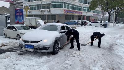 【扫雪除冰·情暖沙洋】雪地车辆被困，咋办?沙洋市民互助解难！