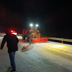 沙洋：40余农机手化身“清道夫”  铲雪除冰保畅通