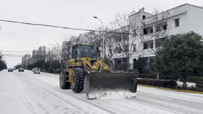 县环卫处：人机联动  浴“雪”奋战保路畅