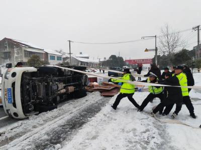 【扫雪除冰·情暖沙洋】重庆父子坎坷返乡路，沙洋警民合力齐救助