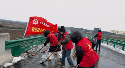 官垱镇：风雪更显“志愿红” 破冰除雪保平安