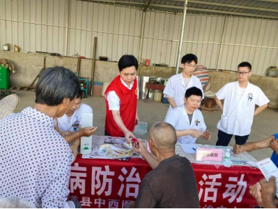 高温天下药草香，健康送到村民家