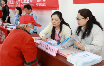 沙洋：公益集市进社区  “小摊位”服务“大民生”