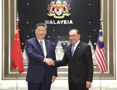 习近平同马来西亚总理安瓦尔举行会谈