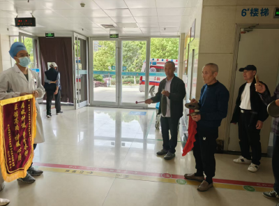 沙洋县人民医院：争分夺秒护生命平安 患者感恩送锦旗致谢