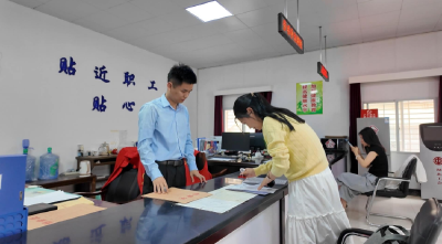 沙洋职工意外受伤获千余元互助金  