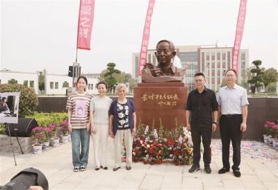 袁隆平铜像在湖北沙洋外国语学校揭幕