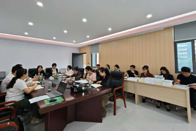 县政协中共界别、工青妇界别委员联合开展书香进社区活动