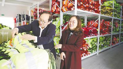 小背心做成大生意 “反光衣姐姐”一个客户跟了20年