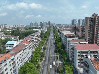 无畏“烤验” 致敬高温下的“城市美容师”