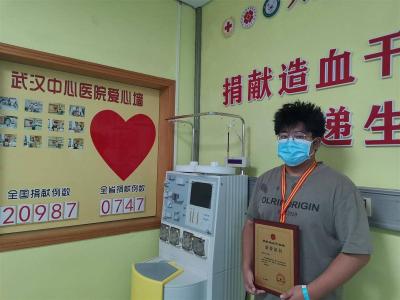 两名白大褂“爱的相遇”：请假奔赴武汉救人