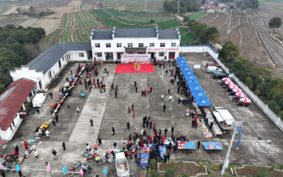 【新春走基层】传统集市焕发新活力 乡土产品飘香引客来