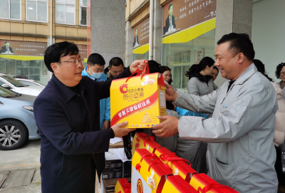 县总工会开展送温暖慰问活动