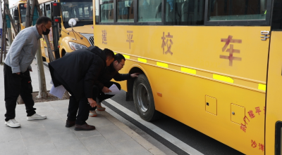 县教育局严抓细管“跑一线” 筑牢校园出行安全防线