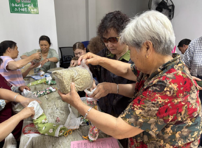沙洋镇云龙社区：巧手制艾枕 浓情迎端午